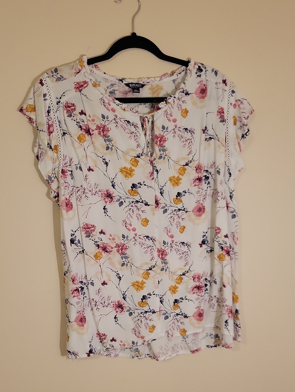 #26 Buffalo David Bitton White Floral Keyhole Flutter Sleeve Blouse